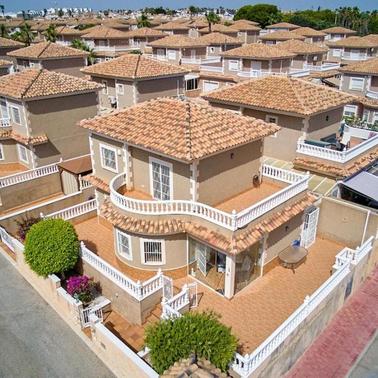 Stylish Villa near beach & pool access - Two-Bedroom House - 10