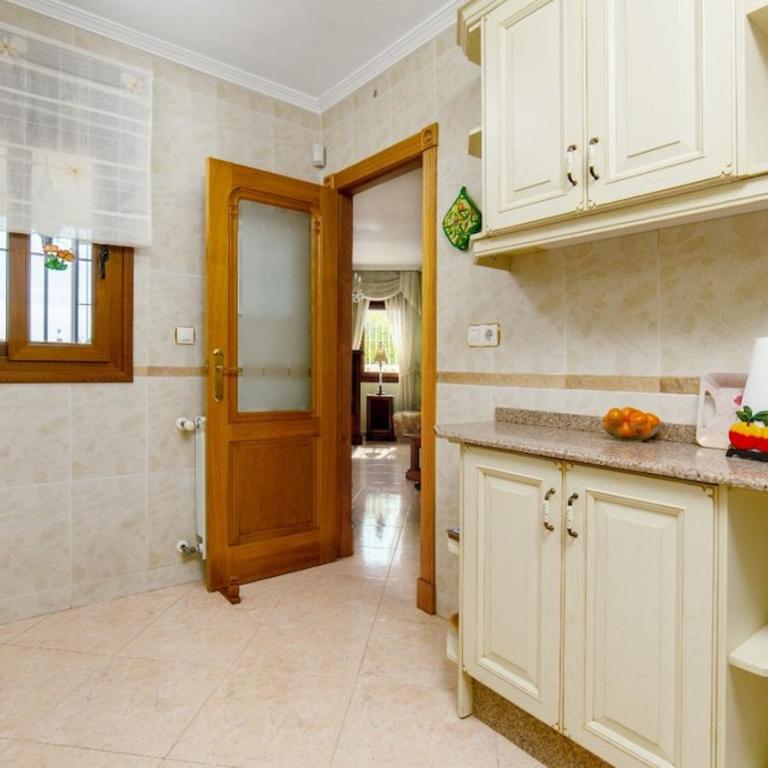 Stylish Villa near beach & pool access - Two-Bedroom House - 12