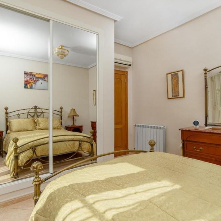 Stylish Villa near beach & pool access - Two-Bedroom House - 24