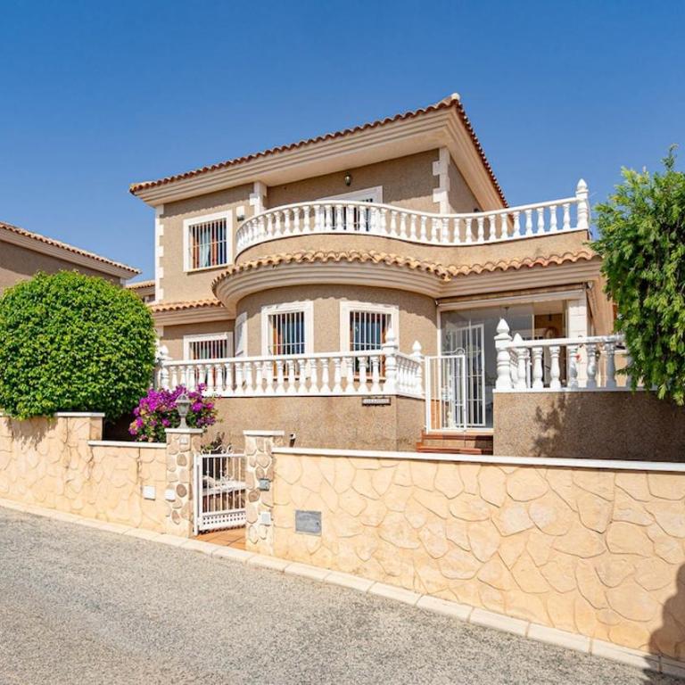 Stylish Villa near beach & pool access - Two-Bedroom House - 30