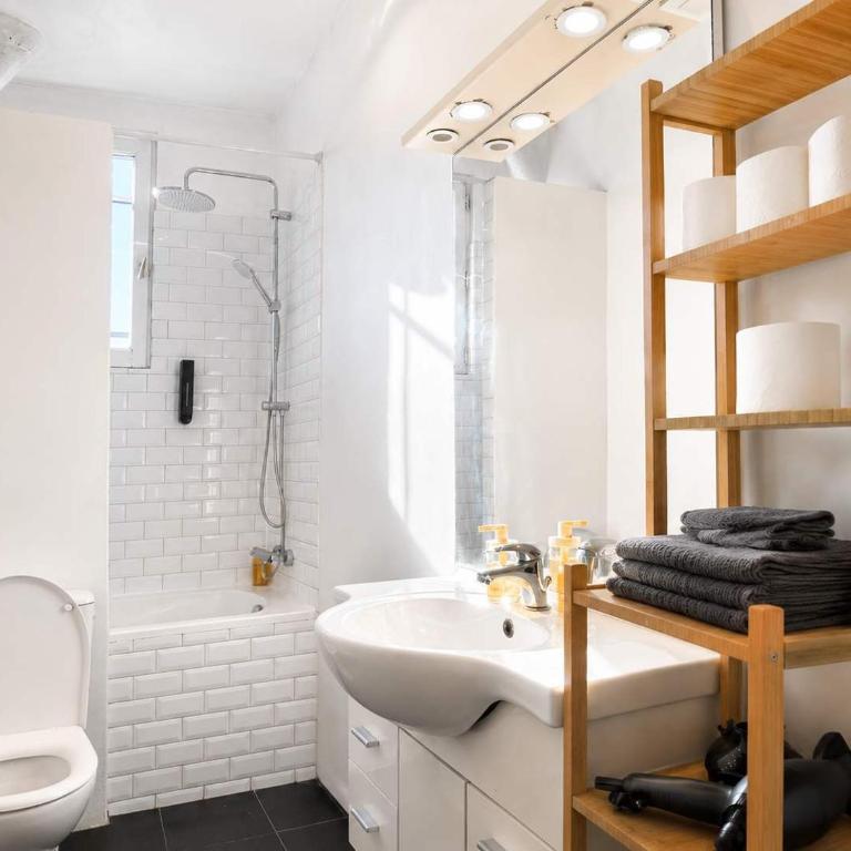 Paris 10 Spacious 2 Bedroom Apartment with Netflix - Appartement - 4