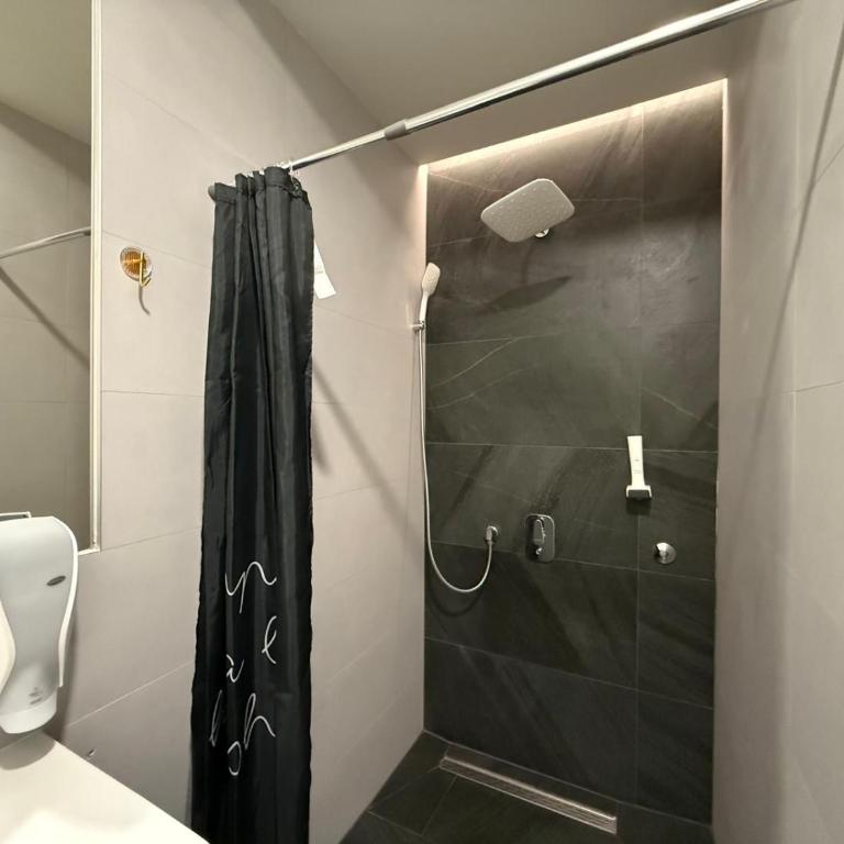 Engadin's Central Rooms in Old Town - Deluxe Suite - 3