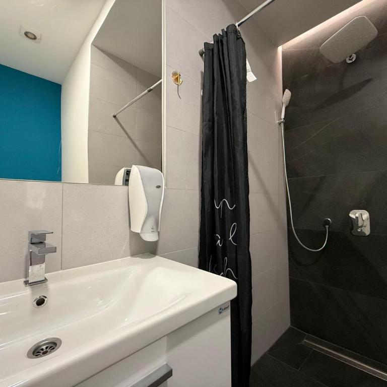 Engadin's Central Rooms in Old Town - Deluxe Suite - 8