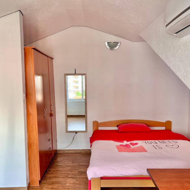 Homestay Mark - DOUBLE BED ROOM - shared bathroom - Dvokrevetna Soba sa Bračnim Krevetom i Zajedničkim Kupatilom - 1