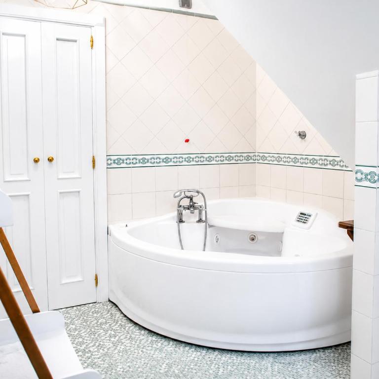 Hotiday Napoli Colors - King Room with Spa Bath - 3