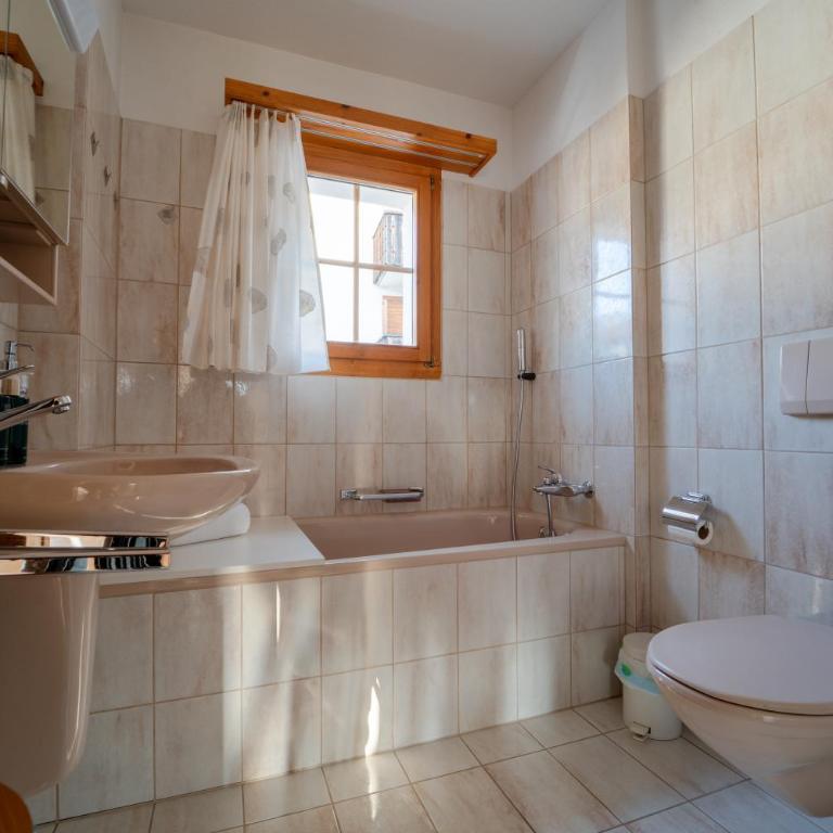 Light Alpine Apartment with View Heart of Flims - Apartment - 3