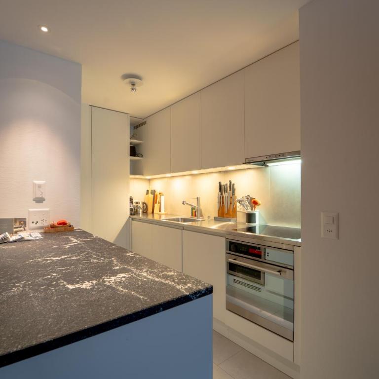 Sleek Mountain Escape Light and Airy - Apartment - 21