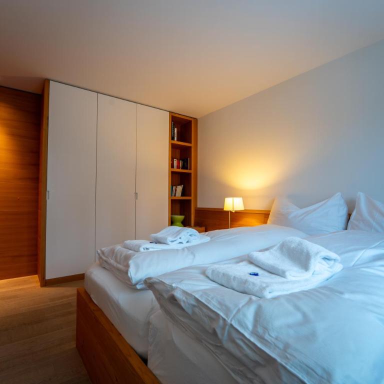 Sleek Mountain Escape Light and Airy - Apartment - 26