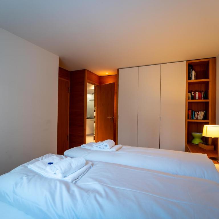 Sleek Mountain Escape Light and Airy - Apartment - 28