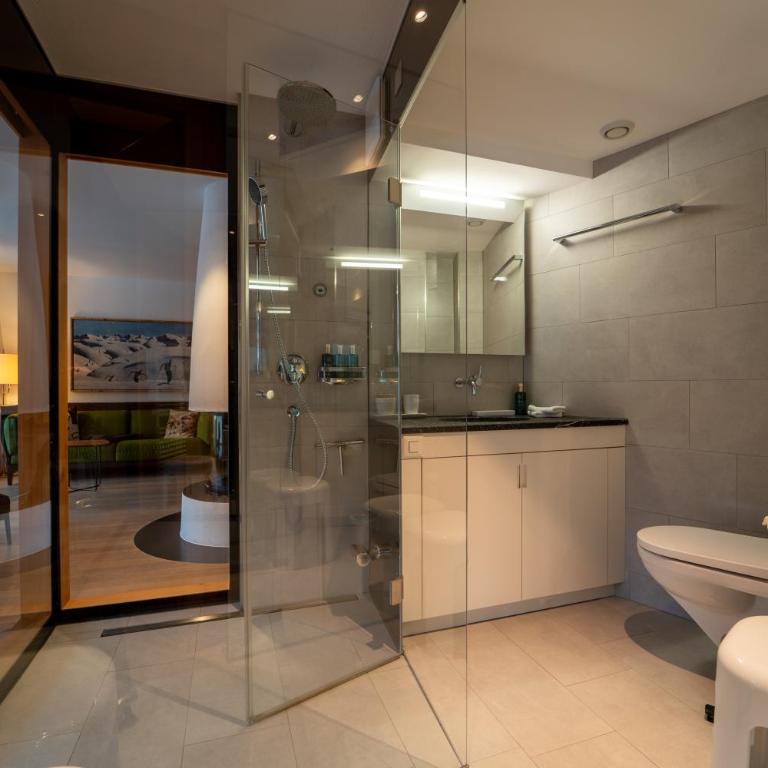 Sleek Mountain Escape Light and Airy - Apartment - 22