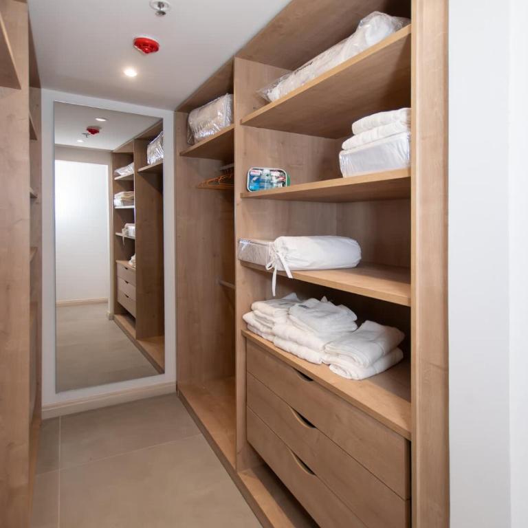 Spacious Unit with Gym Pool and Great Location - Apartamento - 15
