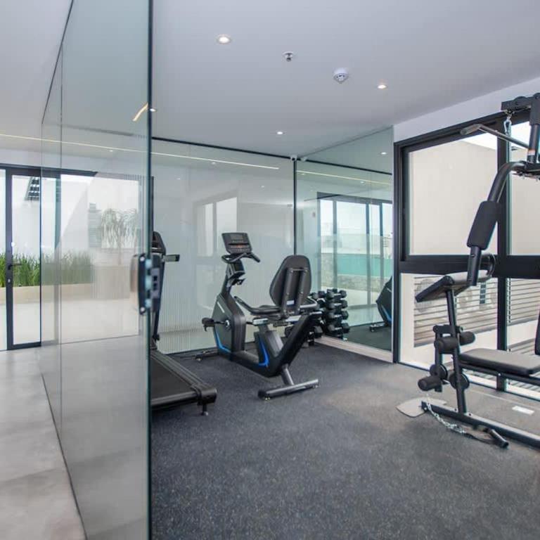 Spacious Unit with Gym Pool and Great Location - Apartamento - 24