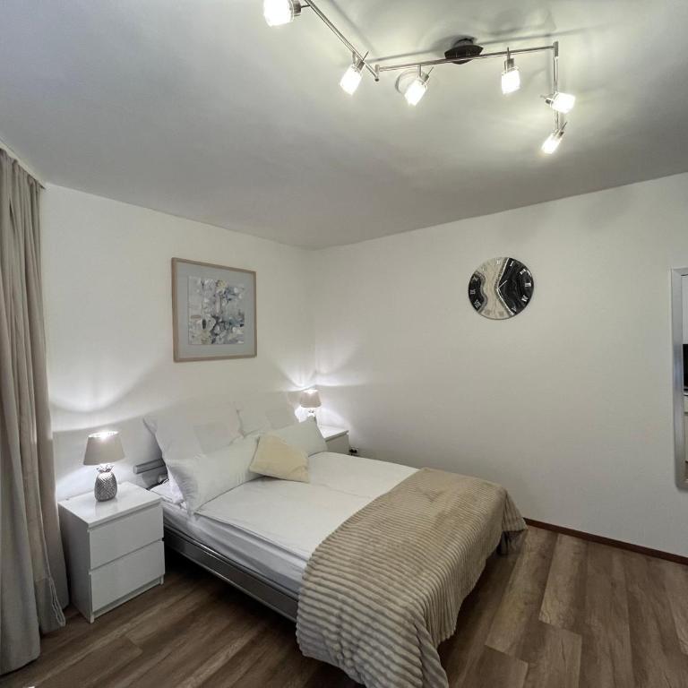 Großzügig geschnittene, helle, schöne Wohnung in Toplage - Two-Bedroom Apartment - 8