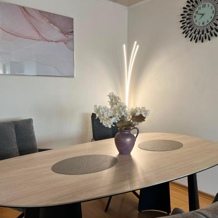 Großzügig geschnittene, helle, schöne Wohnung in Toplage - Two-Bedroom Apartment - 20