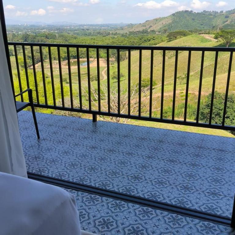 Hotel Catleya Royal Club - King Room with Lake View - 6