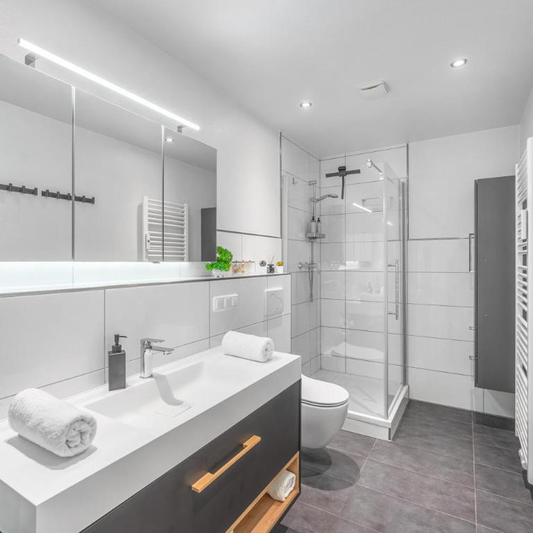 DND City 2 I Innenstadt I Bad 2x I Parken 4x I 170qm I Balkone I Kaffee I Waschmaschine I Trockner I Workstation I Netflix I Xbox - Deluxe Apartment mit 4 Schlafzimmern - 7