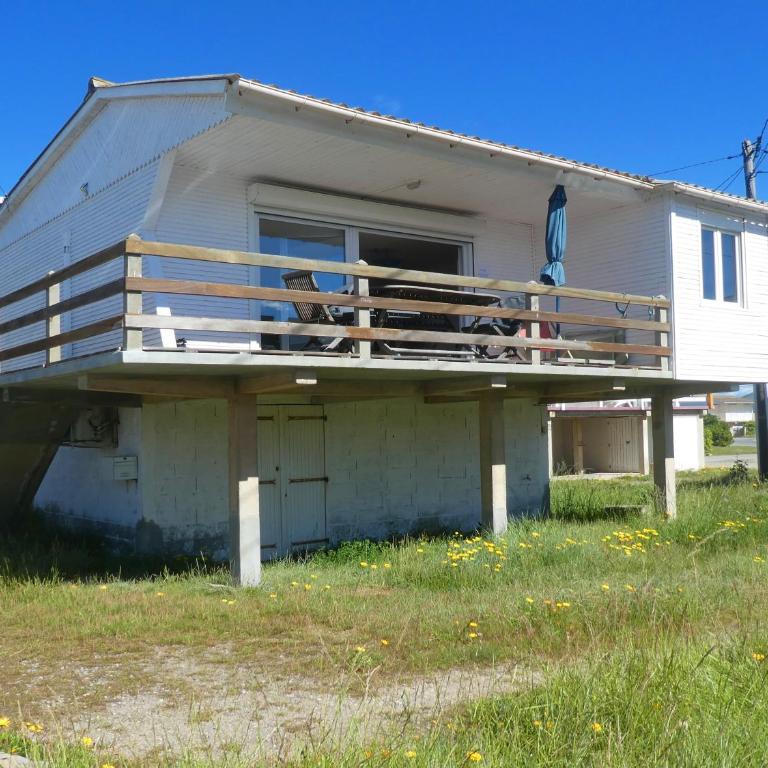 UN CHALET EN BOIS A LA PLAGE - Two-Bedroom House - 1