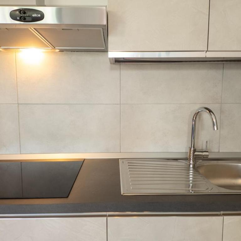 Monolocale Moderno con Balcone - Parcheggio - AC - Apartamento de 1 dormitorio - 32