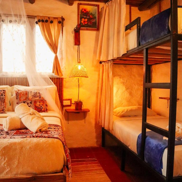 Tribu Hostal - Family Room with Balcony - 1