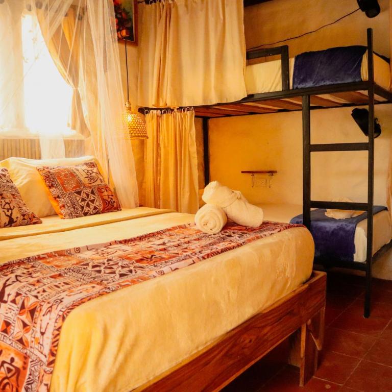 Tribu Hostal - Family Room with Balcony - 4