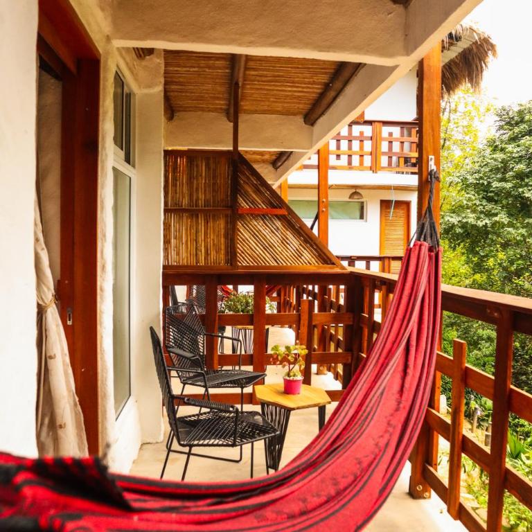Tribu Hostal - Family Room with Balcony - 6