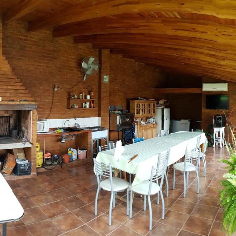 Casa de categoría con piscina, quincho y parque - Casa de 4 dormitorios - 6