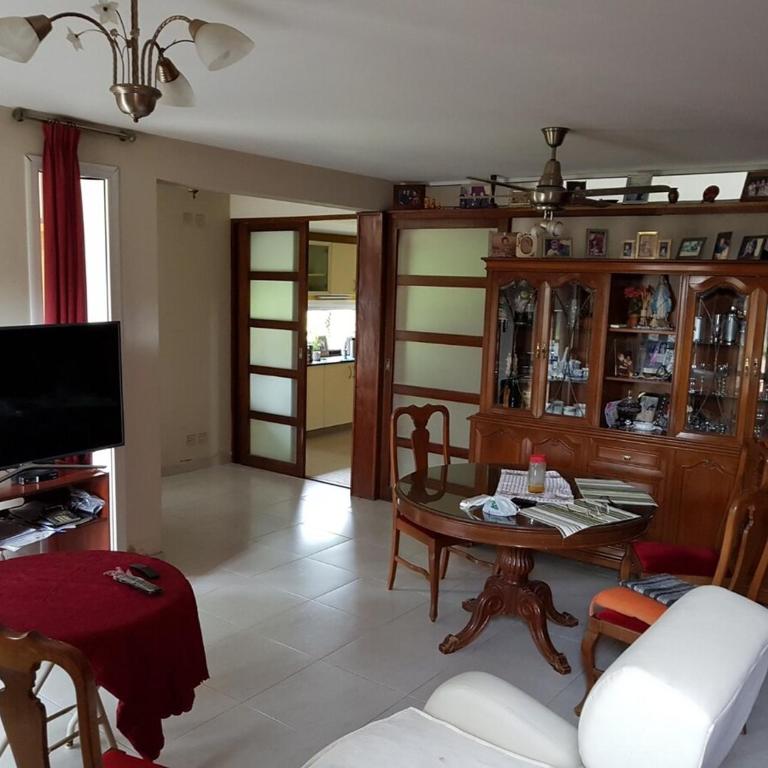 Casa de categoría con piscina, quincho y parque - Casa de 4 dormitorios - 8