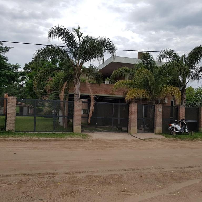 Casa de categoría con piscina, quincho y parque - Casa de 4 dormitorios - 2
