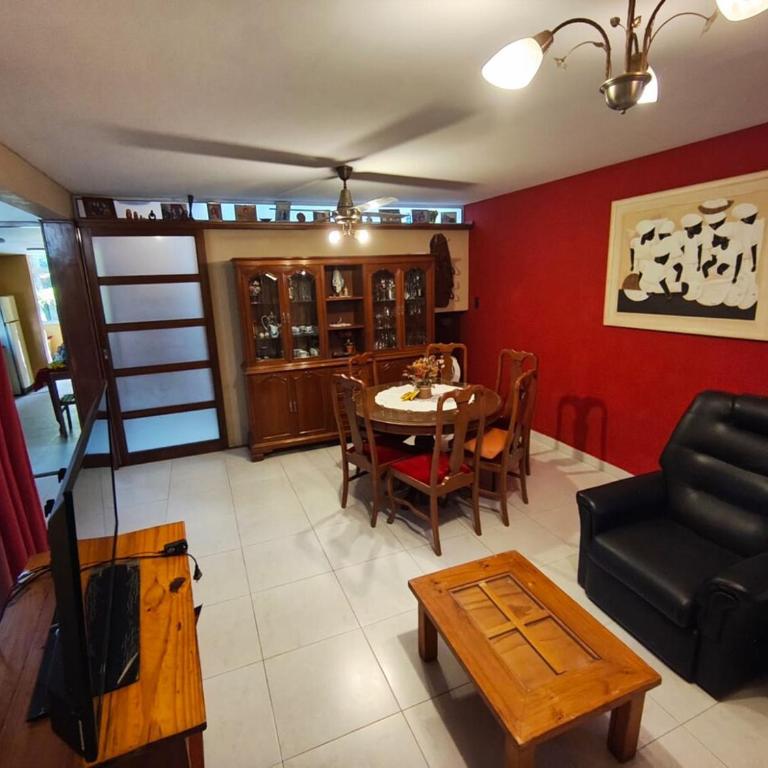 Casa de categoría con piscina, quincho y parque - Casa de 4 dormitorios - 10