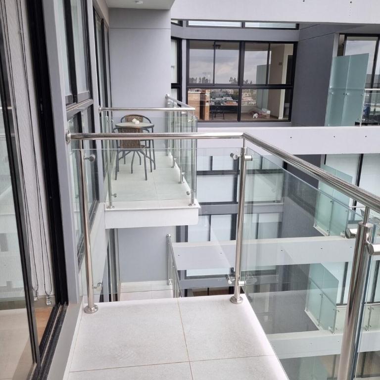 Modern apartment with confort and ideal location - Two-Bedroom Deluxe Apartment with Balcony - 3