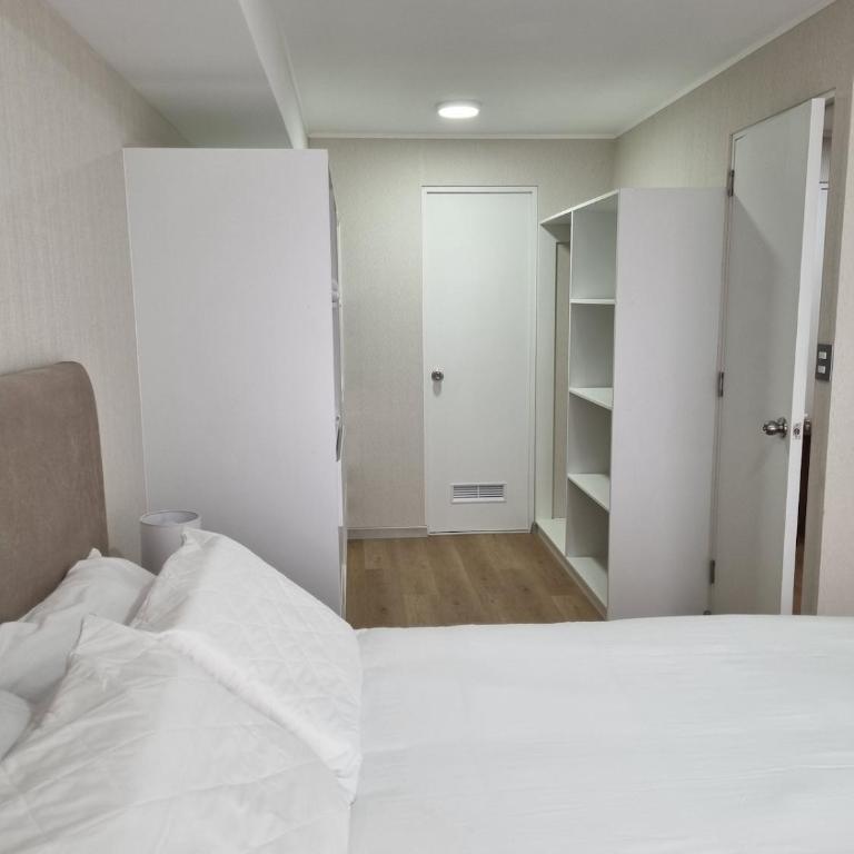 Modern apartment with confort and ideal location - Two-Bedroom Deluxe Apartment with Balcony - 7