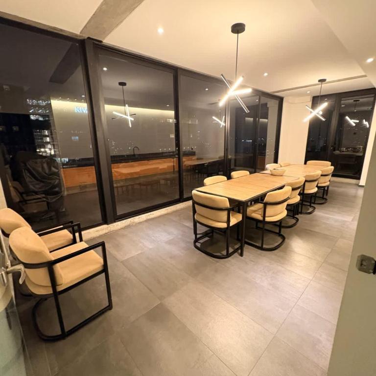Walk to US Consulate Gym Parking & Dining - Apartment - 11