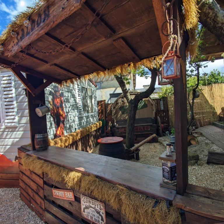 Wild West-style accommodation featuring 2 mobile homes and 2 huts - Casa Mobile - 14