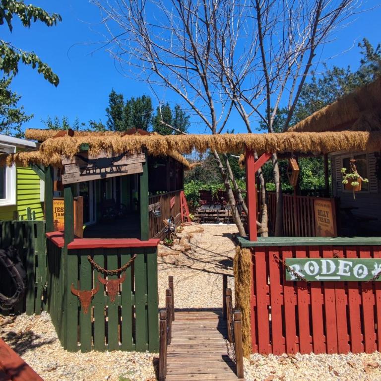 Wild West-style accommodation featuring 2 mobile homes and 2 huts - Casa Mobile - 17
