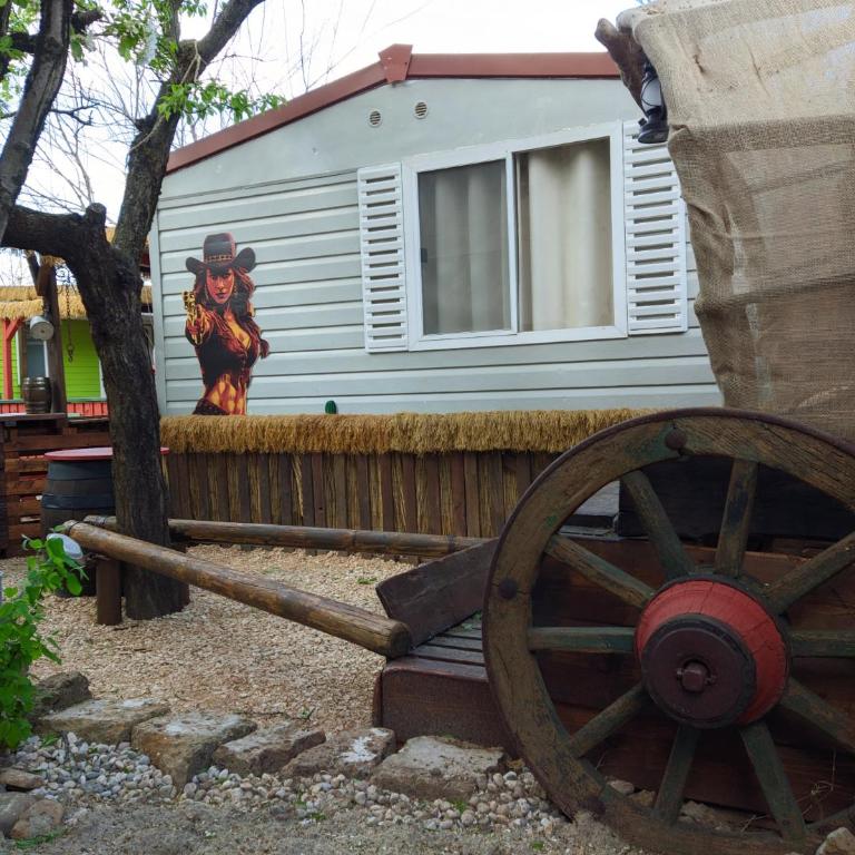 Wild West-style accommodation featuring 2 mobile homes and 2 huts - Casa Mobile - 25