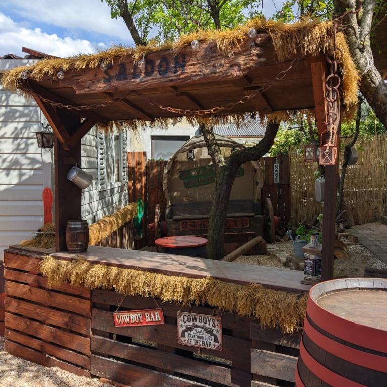 Wild West-style accommodation featuring 2 mobile homes and 2 huts - Casa Mobile - 22