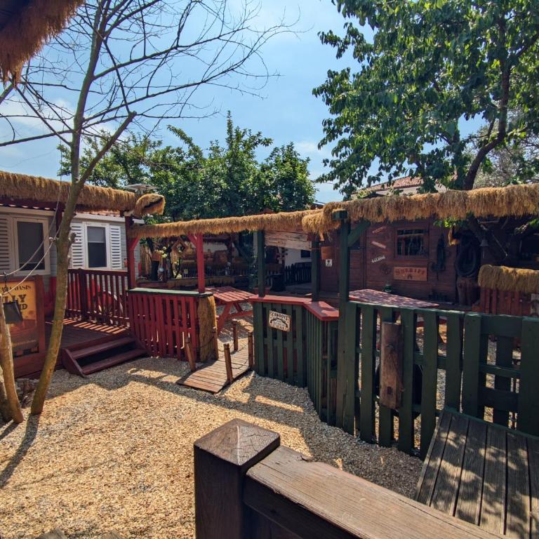 Wild West-style accommodation featuring 2 mobile homes and 2 huts - Casa Mobile - 19