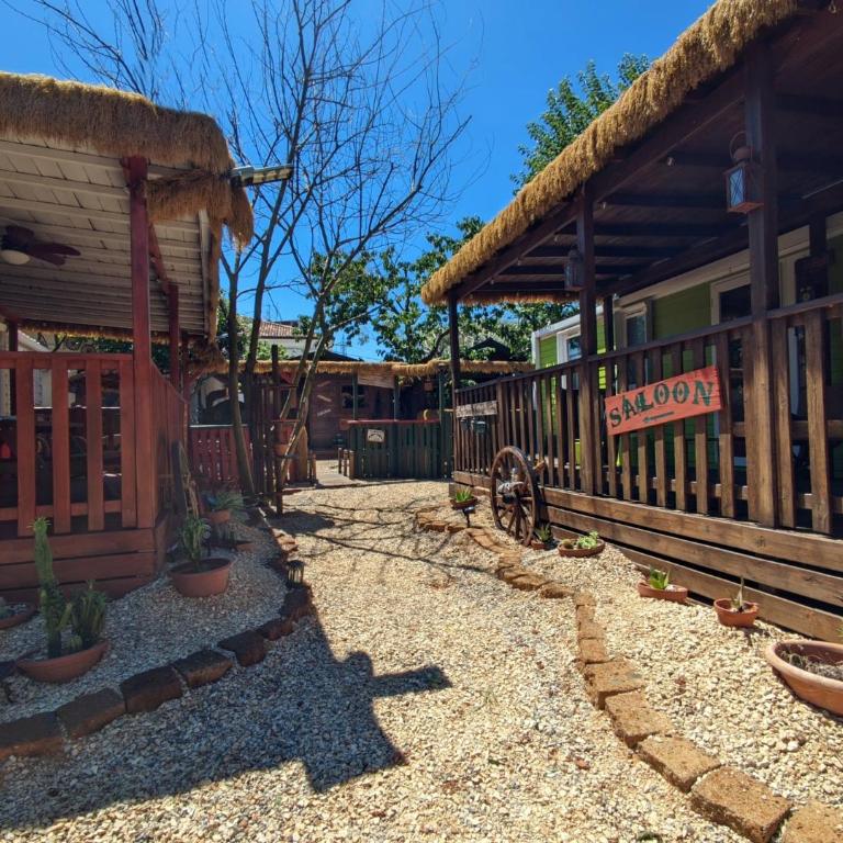 Wild West-style accommodation featuring 2 mobile homes and 2 huts - Casa Mobile - 24