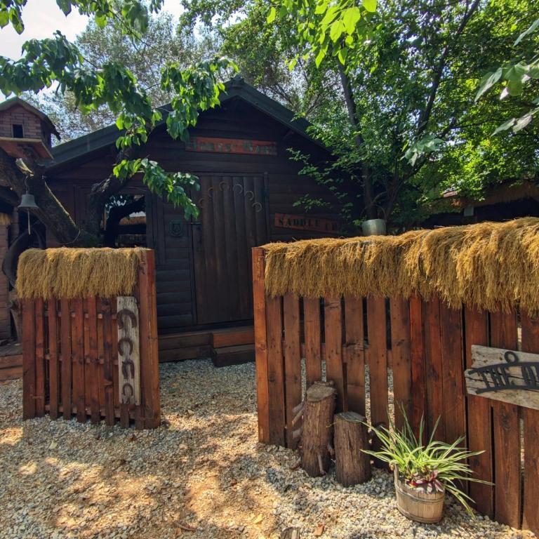 Wild West-style accommodation featuring 2 mobile homes and 2 huts - Casa Mobile - 43