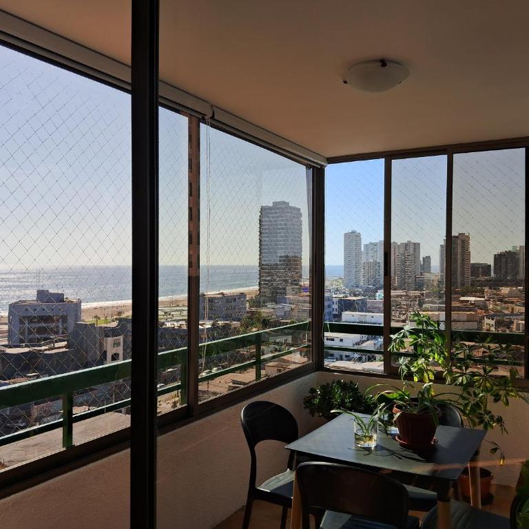 Cómodo y tranquilo - Three-Bedroom Apartment with Sea View - 1