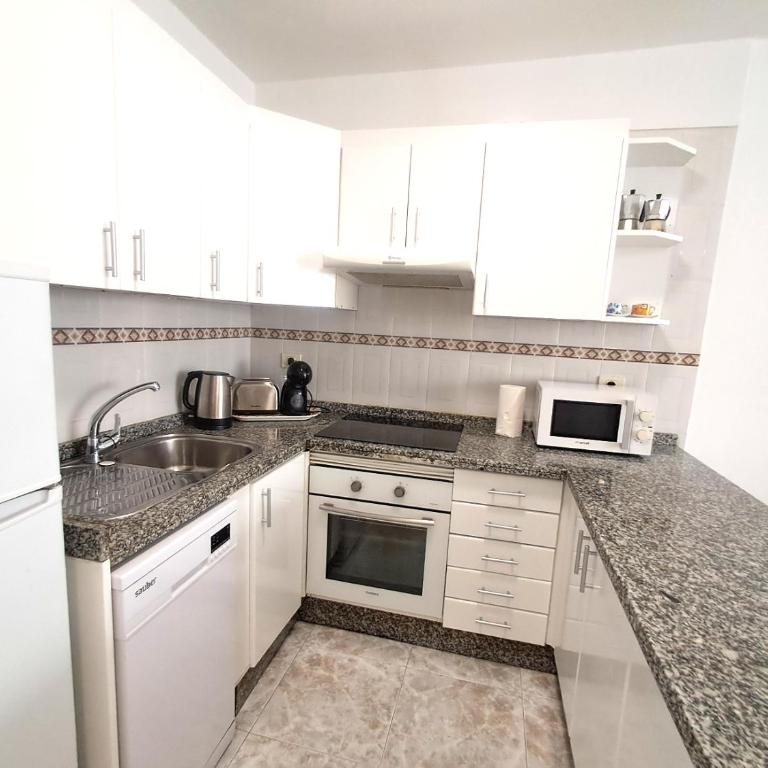 Centric 2 bedrooms Apartment near to the beach - newly renovated bathroom and bedrooms - by TENERIFEHINTS - Appartamento con 2 Camere da Letto - 16