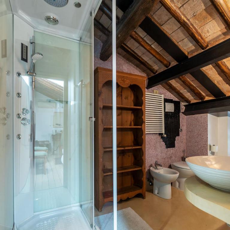 Orange Room with bathroom and Shared Terrace - Chambre Double avec Salle de Bains Privative - 4