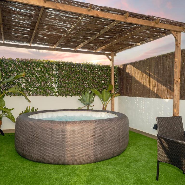Private Terrace & Rooftop Hot Tub & Sleeps Six - Apartment - 1