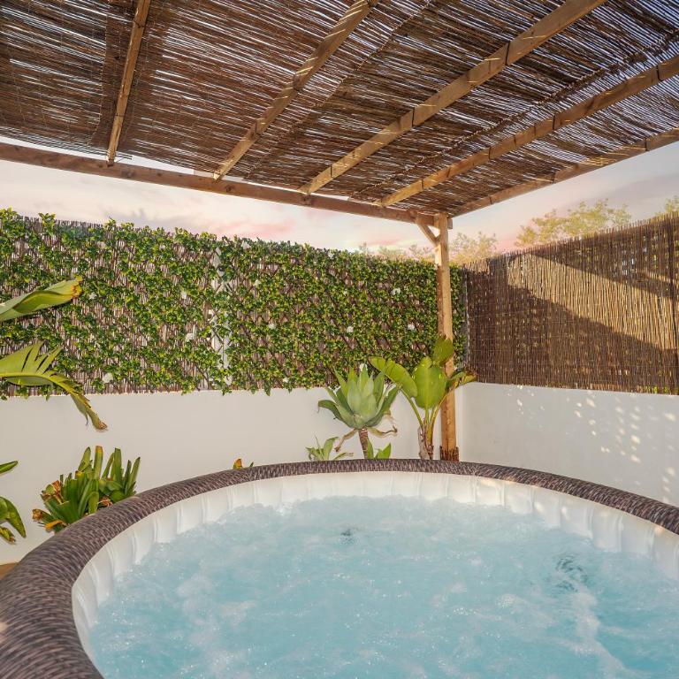 Private Terrace & Rooftop Hot Tub & Sleeps Six - Apartment - 3