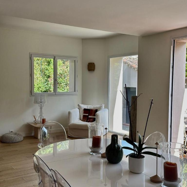 Très agréable et spacieuse villa avec piscine, jardin et clim - Villa avec Piscine Privée - 12