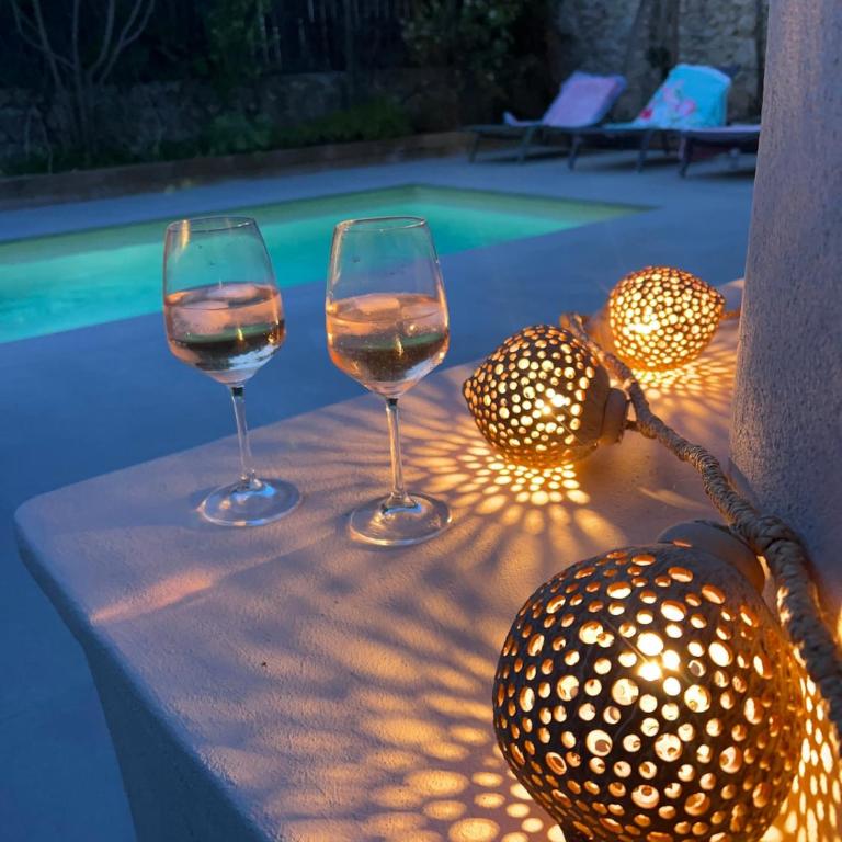 Très agréable et spacieuse villa avec piscine, jardin et clim - Villa avec Piscine Privée - 17