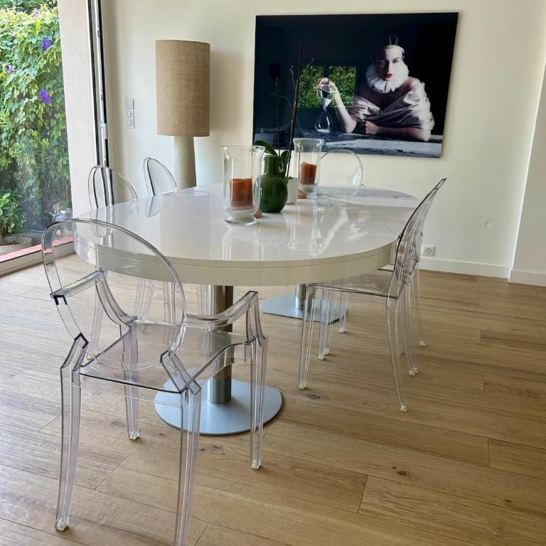 Très agréable et spacieuse villa avec piscine, jardin et clim - Villa avec Piscine Privée - 13