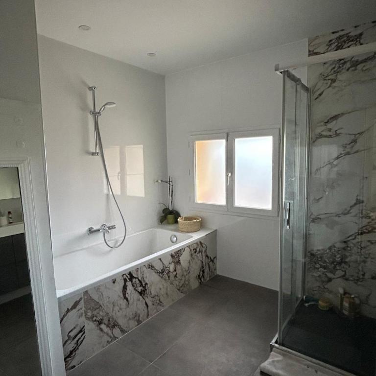 Très agréable et spacieuse villa avec piscine, jardin et clim - Villa avec Piscine Privée - 24