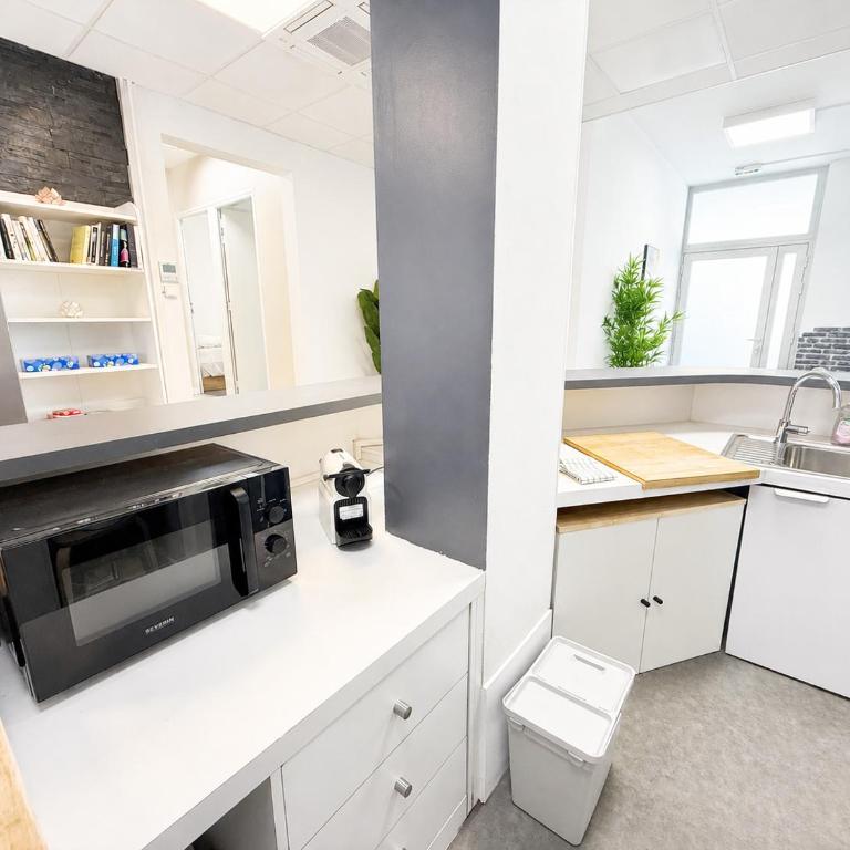 Cosy logement 5 chambres 100m2, Nîmes centre ville, Draps et serviettes, Climatisé, Parking gratuit, TGV, Arènes à pied 5 minutes - Appartement - 17