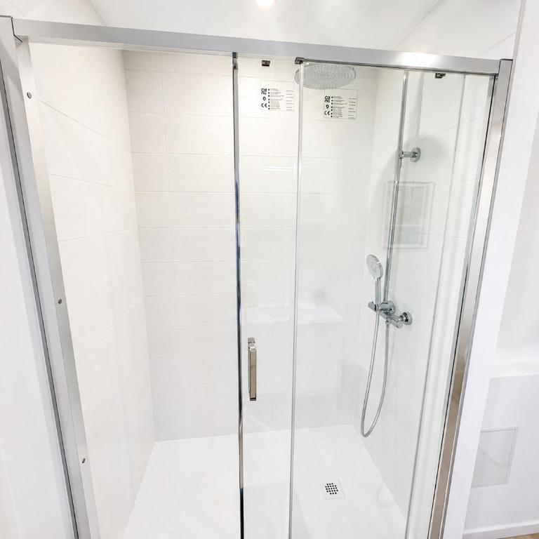 Cosy logement 5 chambres 100m2, Nîmes centre ville, Draps et serviettes, Climatisé, Parking gratuit, TGV, Arènes à pied 5 minutes - Appartement - 7